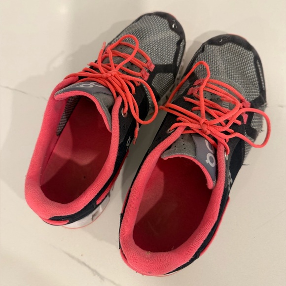 On Clouds Sneakers Size 7.5 - Picture 13 of 16